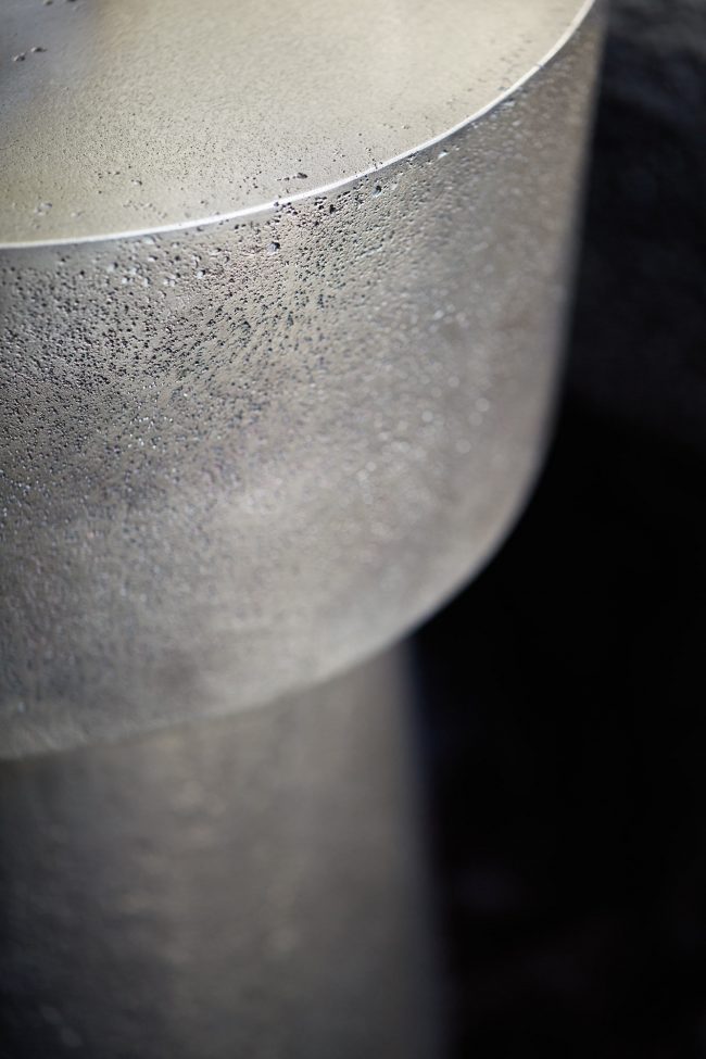 Table d'appoint en métal Linea – Image 2